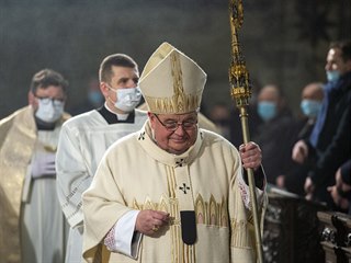 Prask arcibiskup Dominik Duka slouil 24. prosince 2020 v katedrle sv. Vta...