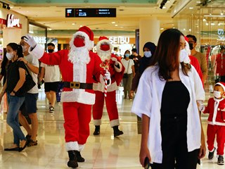 Santa Clausov navtvili i indonsk obchodn dm v Jakart.