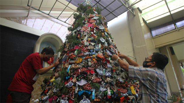 Vící v Indonésii ozdobili vánoní strom roukami a dezinfekcí