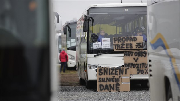 Zhruba 300 autobusových zájezdových dopravc dnes v Letanech protestuje proti...