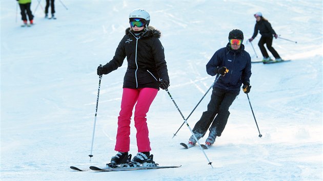 Letos budou od nedli skiareály zavené, v sobotu tak byl o lyování rekordní...