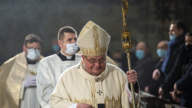 Praský arcibiskup Dominik Duka slouil 24. prosince 2020 v katedrále sv. Víta...