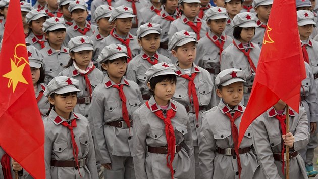 íntí koláci v uniformách Maovy Rudé armády.