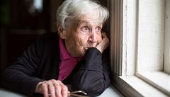 Seniorů se nejvíc dotýkají katastrofické scénáře, propadají panice.