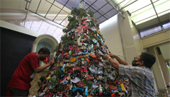 Věřící v Indonésii ozdobili vánoční strom rouškami a dezinfekcí