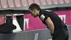 Hlavní rozhodí Emanuel Marek zkoumá video v zápase Sparta vs. Liberec.