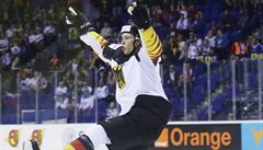 Moritz Seider z N�mecka slaví gól v utkání proti Velké Británii.