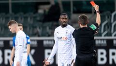 Marcus Thuram dostal za plivnutí ervenou kartu.