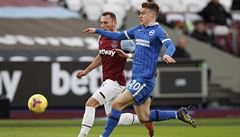 Vladimír Coufal bojuje o mí se Solly Marchem z Brightonu.