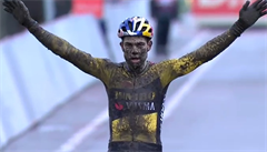 Wout van Aert ukonil ve Svtovém poháru nadvládu Nizozemce Mathieua van der...