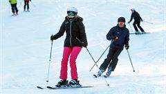 Letos budou od nedli skiareály zavené, v sobotu tak byl o lyování rekordní...