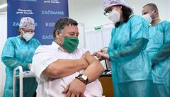 Jako první Slovák byl ve Fakultní nemocnici Nitra očkován infektolog Vladimír...