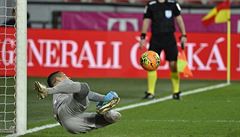 Filip Nguyen vyráí penaltu, kterou kopal Boek Dokal ze Sparty.