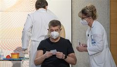 První dávku vakcíny v praské Ústední vojenské nemocnici (ÚVN) podali...