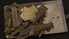 Trosky dřevěného relikviáře se zlatou destičkou zdobenou tepáním (kříž a...