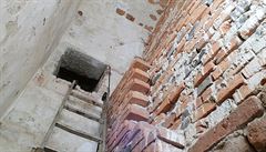 K trezorové místnosti vede tajná chodba nad jedním poschodím. Archeologové ji...
