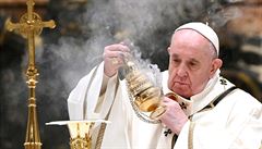 Lidé by neměli ztrácet naději, vzkázal papež při velikonoční vigílii. Obřad začal stejně dramaticky jako vždycky