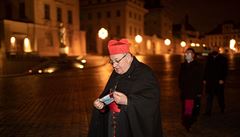 Kardinál Dominik Duka krá�í na p�lno�ní m�i.