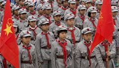Čínští školáci v uniformách Maovy Rudé armády. | na serveru Lidovky.cz | aktuální zprávy