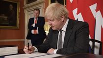 Boris Johnson podepisuje dohodu s EU.