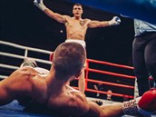 Boxer Vasil Ducár (v pozadí) 29. prosince 2020 vyhrál zápas o titul...