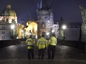 Policisté na Karlov most v Praze, který byl na Silvestra 31. prosince 2020 po...