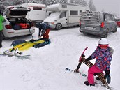 Karavany na parkoviti nad sjezdovkou Neklid ve skiareálu Klínovec na Boím...