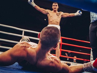 Boxer Vasil Ducr (v pozad) 29. prosince 2020 vyhrl zpas o titul...