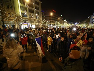 V Praze lid protestuj proti vldnm opatenm