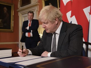 Boris Johnson podepisuje dohodu s EU.