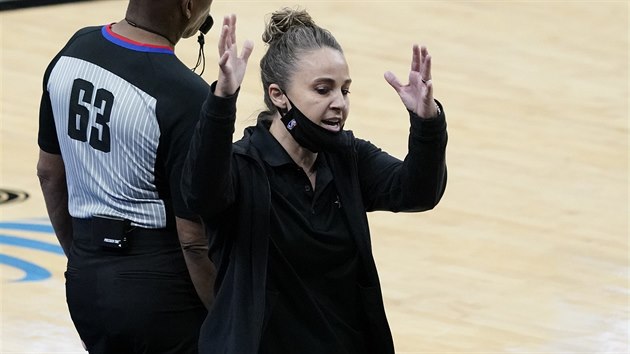 Becky Hammonová se stala první enou, která kouovala v NBA