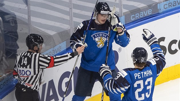 Samuel Helenius a Mikko Petman slaví branku do sít Slovenska.