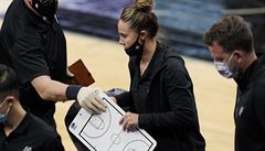 Becky Hammonová se stala první �enou, která kou�ovala v NBA