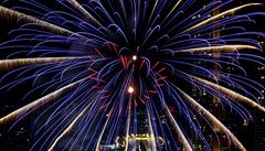 Oh�ostroj nad �ekou Chao Phraya v Bakngkoku