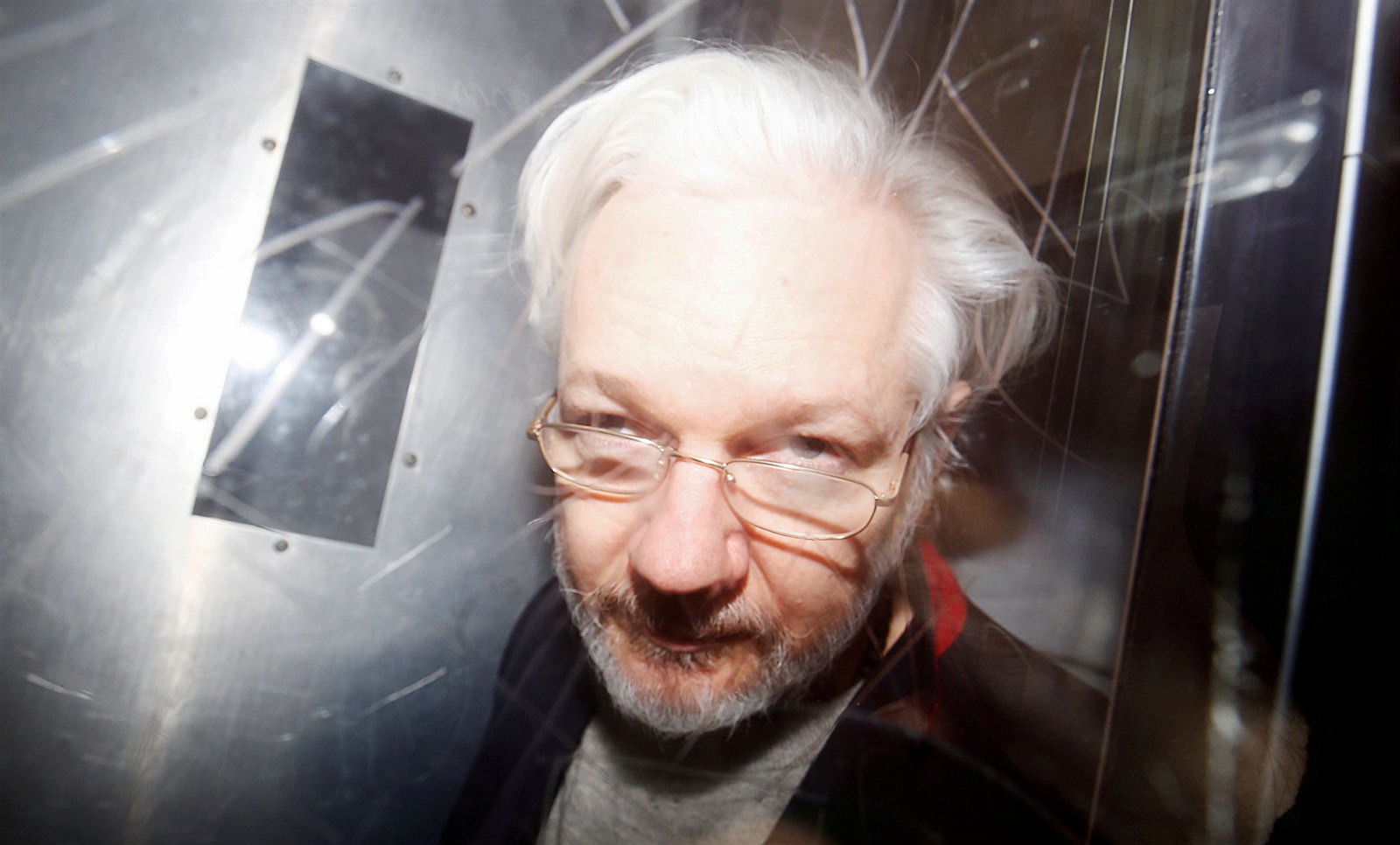 Zakladatel WikiLeaks Julian Assange odchází ze soudu v londýnském Westminsteru...