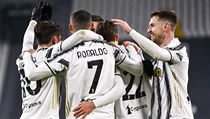 Hráči Juventusu slaví branku Cristiana Ronalda.