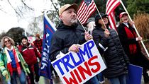 P��znivci Trumpa vy�li protestovat i p�ed oregonsk� Kapitol ve m�st� Salem.