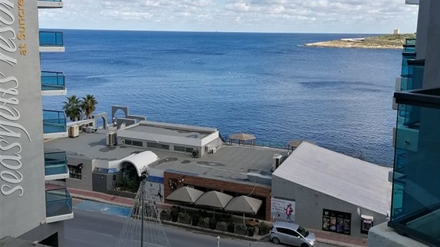Novinářský výhled z hotelu na Maltě, kde jsou během přípravného turnaje...
