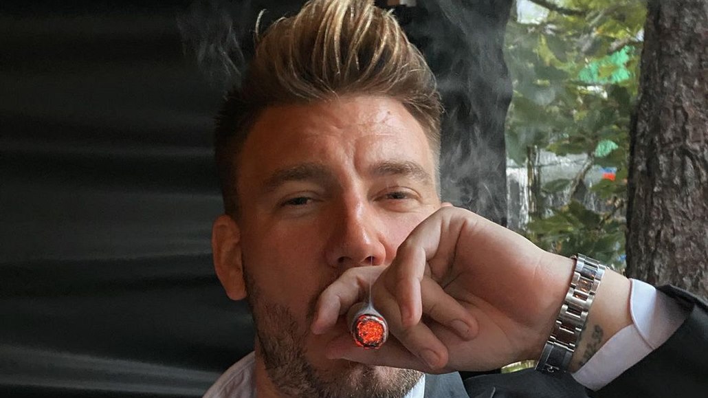 Prvihá Bendtner povsil kopaky na hebík a sepsal knihu