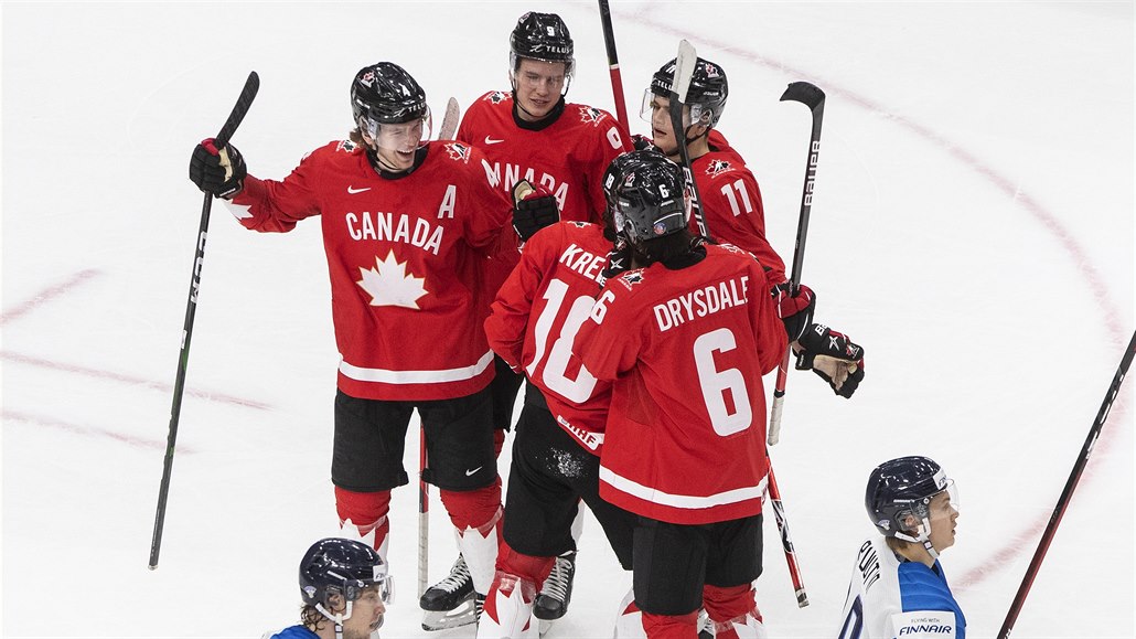 Hokejisté Kanady do 20 let oslavují branku do sítě Finska.