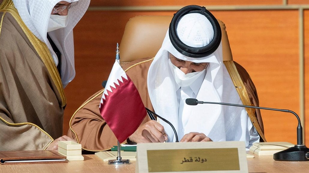 Katarský emír podepisuje dohodu.