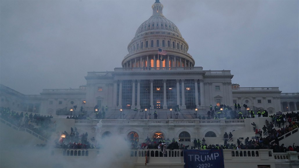 Podporovatelé Trumpa obsadili Kapitol ve Washingtonu DC.