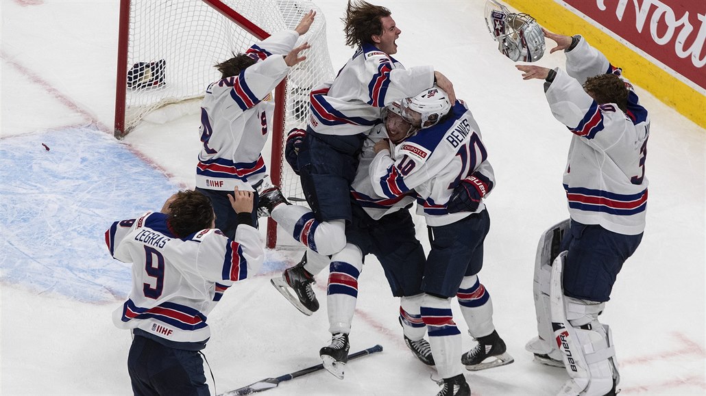 Američtí hokejisté se radují po vítězství nad Kanadou ve finále MS dvacítek.