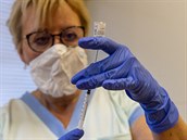 Zdravotní sestra pipravuje 30. prosince 2020 dávku k okování proti koronaviru...