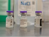 Lahviky s vakcínou proti koronaviru v okovacím centru Masarykovy nemocnice v...