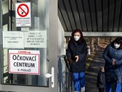 Zdravotnice picházejí 30. prosince 2020 do okovacího centra Masarykovy...