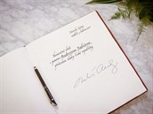 Andrej Babi se v Lánech podepsal do pamtní knihy.