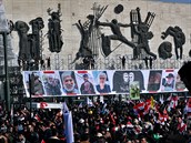 Dnes se protestující seli na námstí Tahrír s iráckými vlajkami v rukou a...