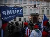 Píznivci Trumpa ped americkou ambasádou v Praze.