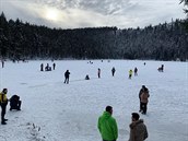 Neukáznění turisté dostali za chození po zamrzlých šumavských jezerech až pětitisícové pokuty